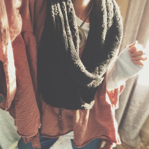 Cable Knit Circle Scarf - Picture 16 of 16